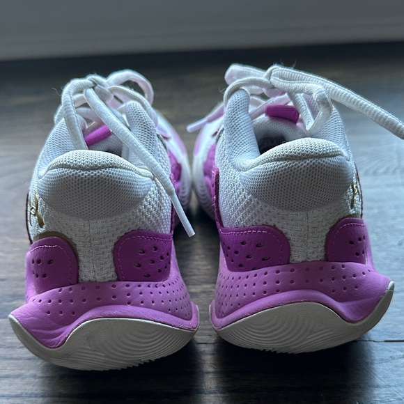 Under Armour Jet 23 Girl's Basketball Shoes Size 3.5Y Vivid Magenta/Gold/White - Picture 5 of 6